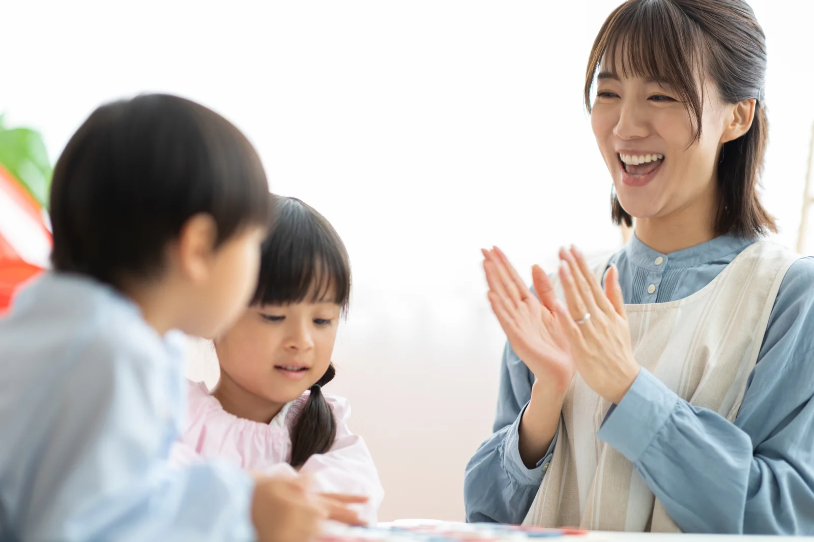 子どもができたことを、そばにいる大人が笑顔で認めている様子