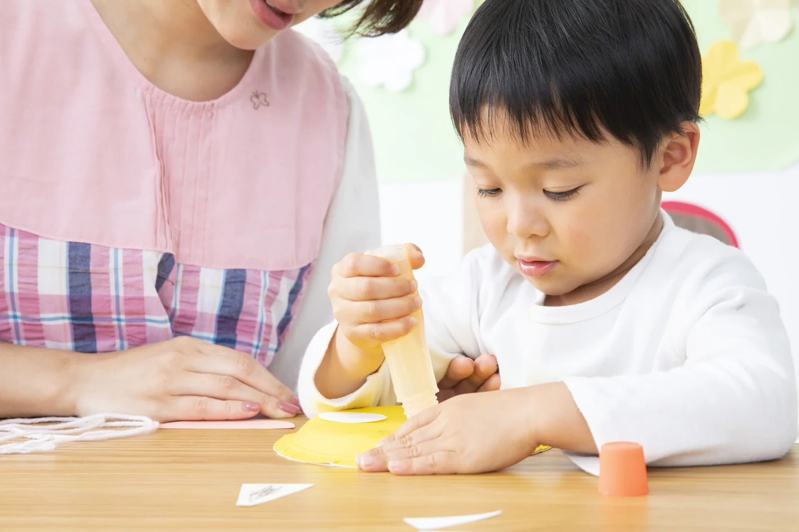 支援スタッフに見守られながら、子どもが工作に取り組んでいる様子