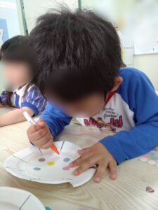 紙皿とストローを使用した『吹きこま作り』