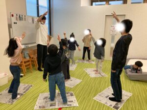 集団活動で新聞島ジャンケン