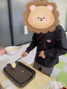調理活動（パンケーキ作り）
