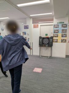 放デイの集団プログラム：ダーツ