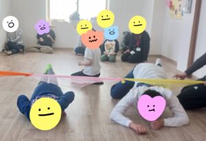 運動支援（スカーフを使って身体を動かそう）