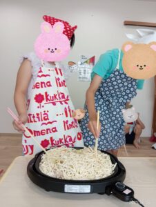 調理活動（焼きうどん作り）