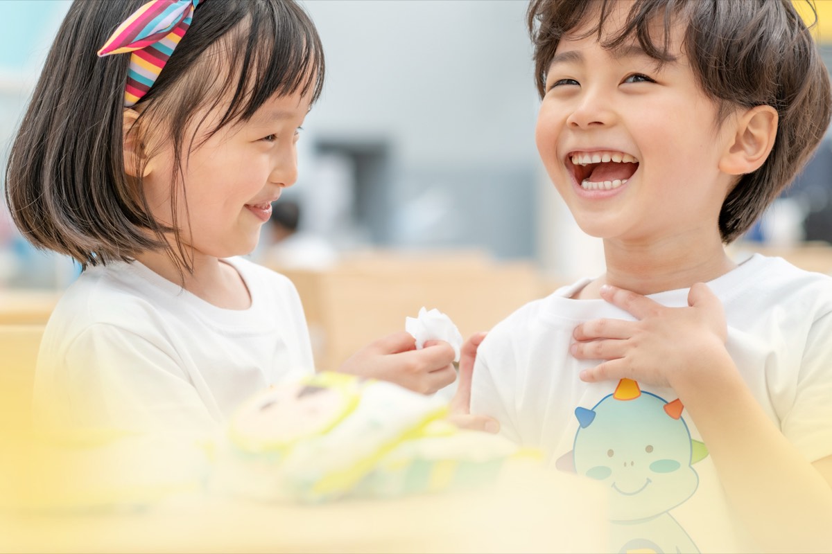 室内で笑い合う子どもたち